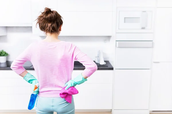 Vrouw schoonmaken keuken — Stockfoto