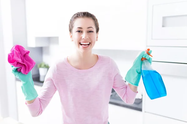 Mujer limpieza cocina — Foto de Stock