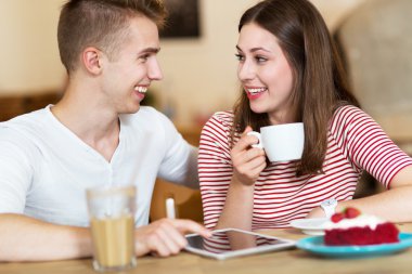 genç bir çift Café