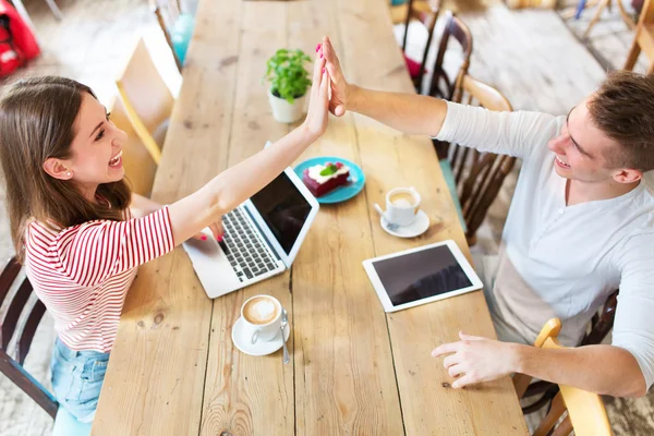 Jeunes travaillant au café — Photo