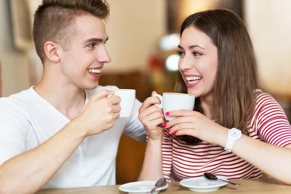 Jong koppel in café — Stockfoto