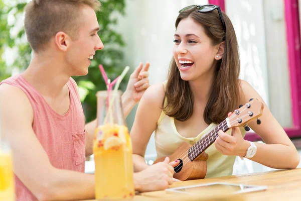 Casal jovem compartilhando uma bebida — Fotografia de Stock