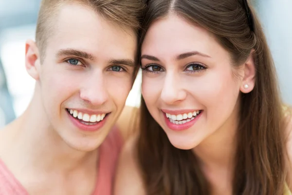 Feliz pareja joven —  Fotos de Stock