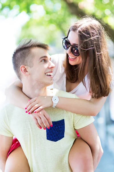 Feliz pareja joven — Foto de Stock