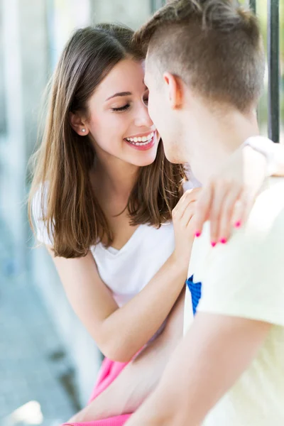 Feliz jovem casal — Fotografia de Stock