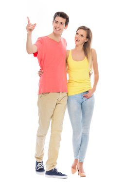 Gülümseyen genç çift