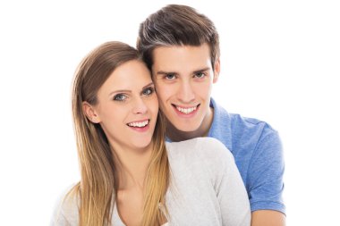 Gülümseyen genç çift