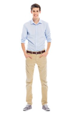 Elleri ceplerinde genç bir adam