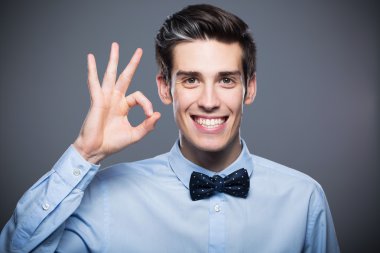 genç adam el ok işareti