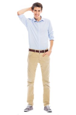 Eli cebinde olan genç adam