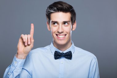 Genç adam işaret ediyor.