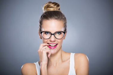 çekici bir kadın gülümsüyor