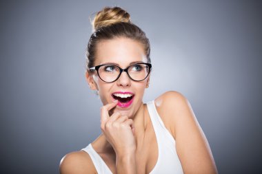 çekici bir kadın gülümsüyor