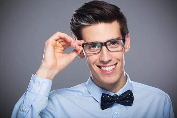 Joven lleva gafas graduadas —  Fotos de Stock