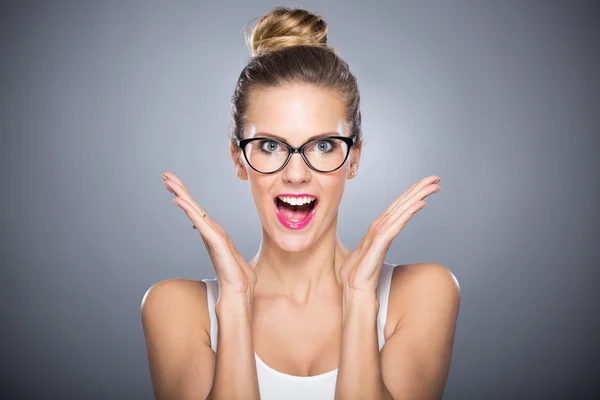 Mujer atractiva sonriendo —  Fotos de Stock