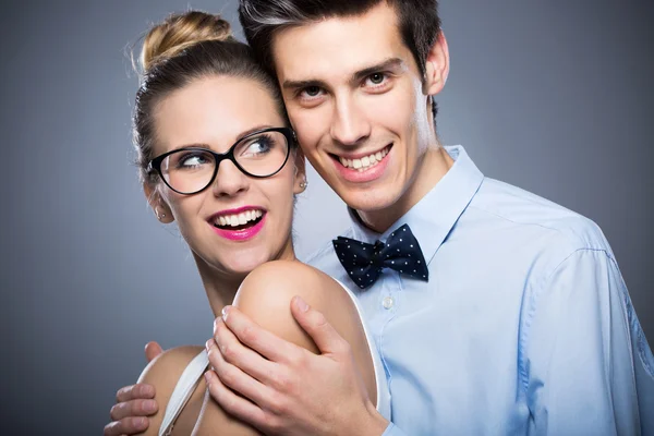 Jovem casal sorrindo — Fotografia de Stock