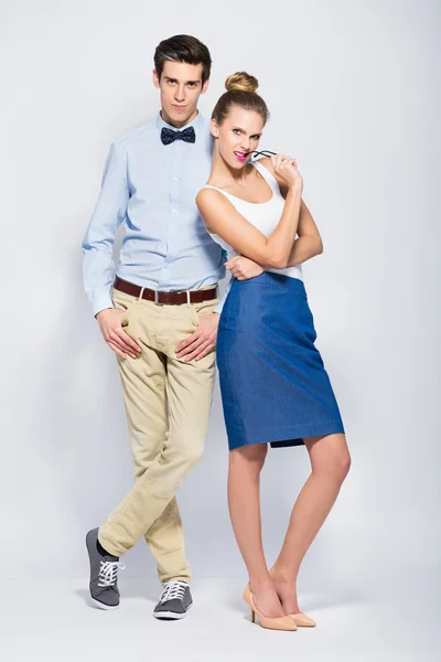 Jovem casal sorrindo — Fotografia de Stock