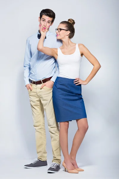 Jovem casal sorrindo — Fotografia de Stock