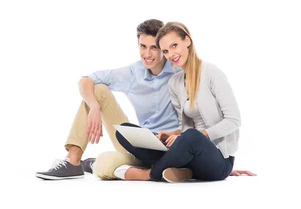 Jovem casal usando laptop — Fotografia de Stock