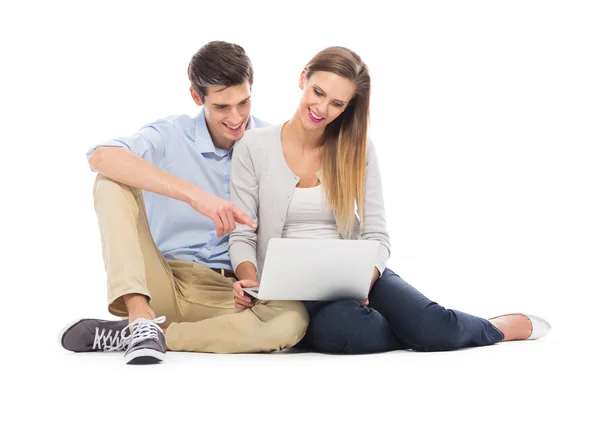 Νεαρό ζευγάρι που χρησιμοποιεί φορητό υπολογιστή Εικόνα Αρχείου