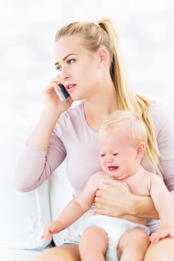 Kadın holding Ağlayan bebek