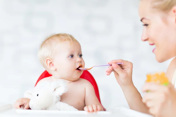 Moeder en baby voeding met lepel — Stockfoto