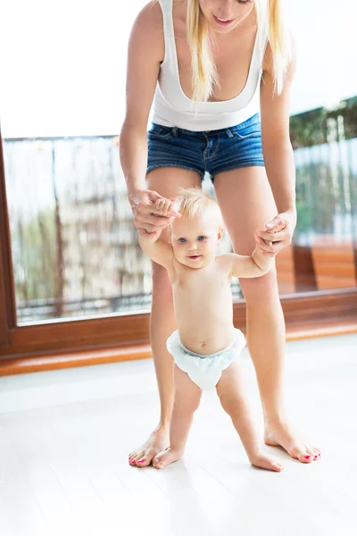 Gelukkig moeder en baby — Stockfoto