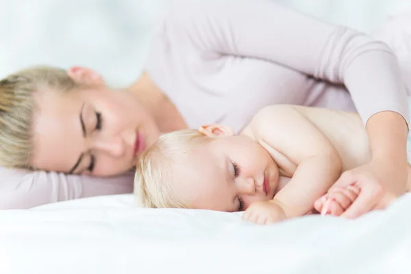 Mamma och baby sover tillsammans — Stockfoto