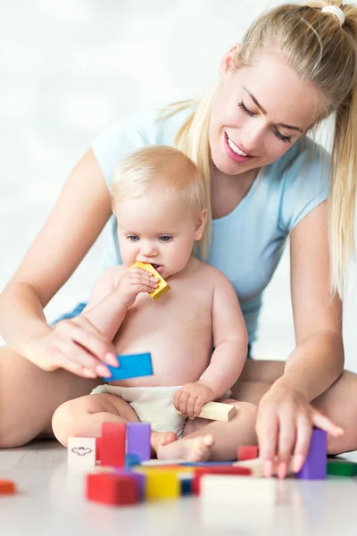 Mor och barn spela tillsammans — Stockfoto