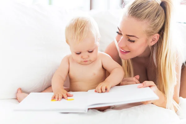 Mère livre de lecture avec bébé — Photo