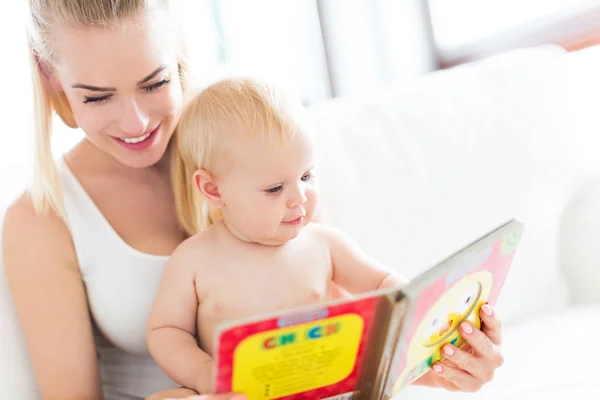 Mère livre de lecture avec bébé — Photo