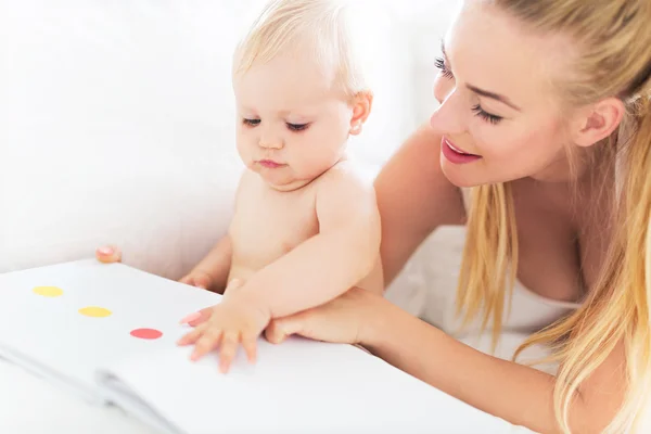 Mamma läsa bok med baby — Stockfoto