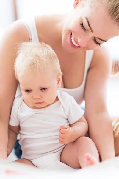 Mãe feliz e bebê — Fotografia de Stock