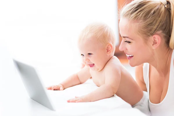 Anya és a baba használ laptop — Stock Fotó