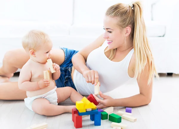 Feliz madre y bebé — Foto de Stock