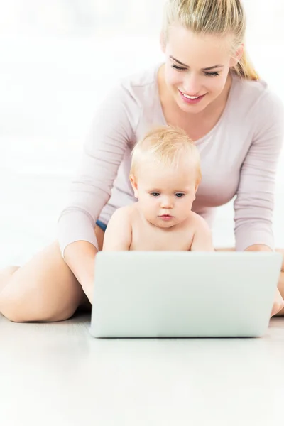 Anya és a baba használ laptop — Stock Fotó
