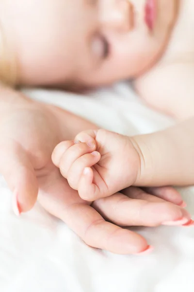 Mãe segura a mão do bebê — Fotografia de Stock