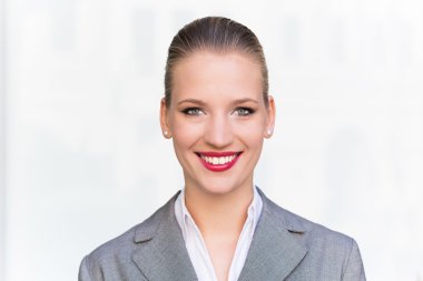 Açık havada çekici bir genç kadın.