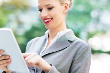 Dijital tablet kullanan iş kadını