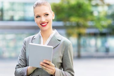 Dijital tablet kullanan iş kadını