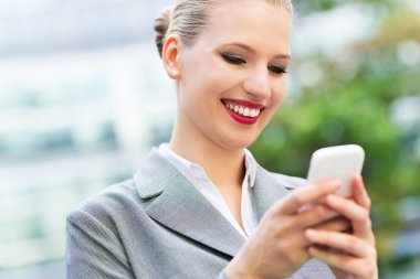 Cep telefonu kullanan iş kadını