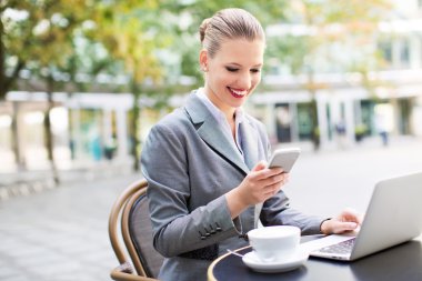 Kadın café'de çalışıyor