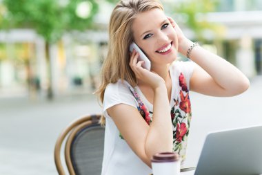 Cep telefonu kullanan kadın