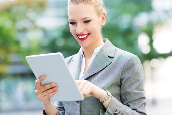 Бізнес-леді, використовуючи цифровий планшет — стокове фото