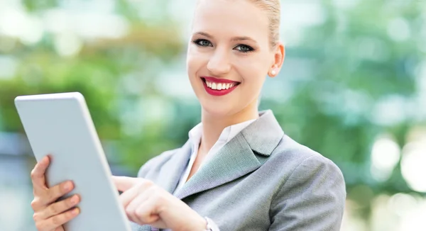 Mulher de negócios usando tablet digital — Fotografia de Stock