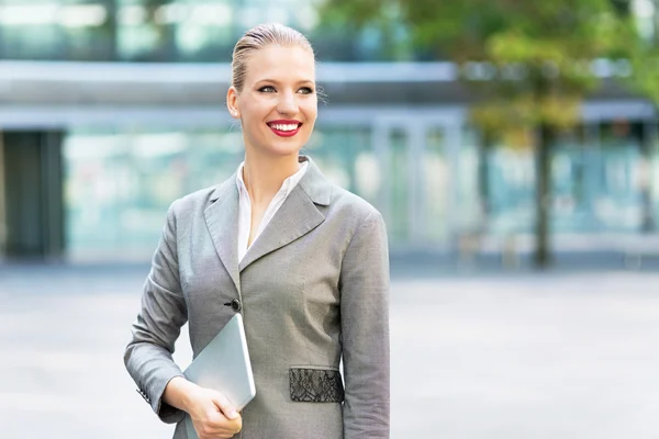 Femme d'affaires utilisant une tablette numérique — Photo