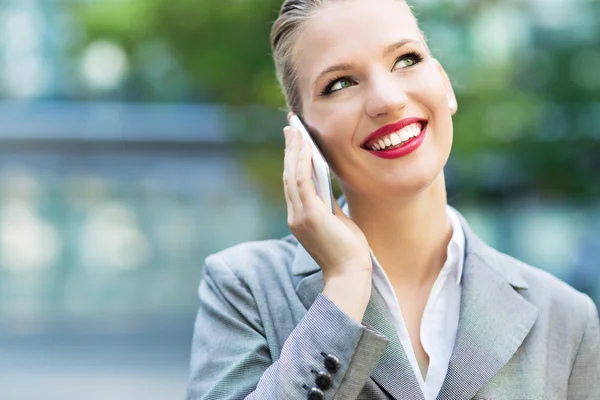 Businesswoman pomocí mobilního telefonu — Stock fotografie