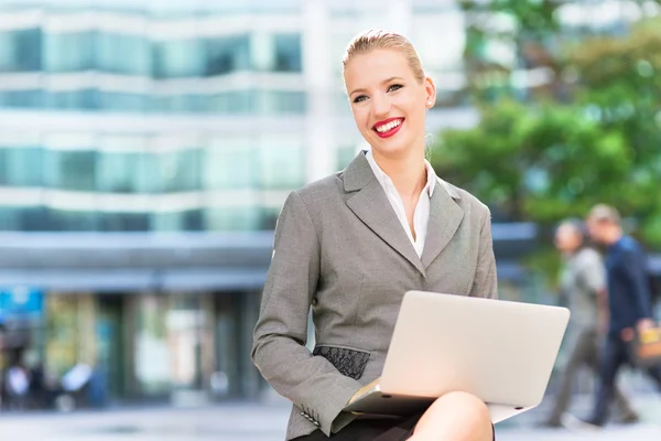 Zakenvrouw met laptop — Stockfoto