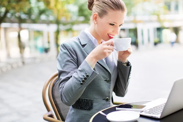 Femme travaille au café — Photo