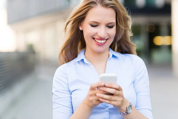 Zakenvrouw die mobiele telefoon gebruikt — Stockfoto